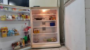 coloquei o consolo no freezer depois tirei e enfiei para ver se esfria minha buceta cabeluda