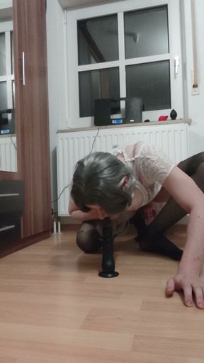 Sissy Emily fickt ihren BBC dildo   Clip 1