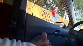Punheta arriscada no carro...ruiva safada me pegou me masturbando e pediu carona!