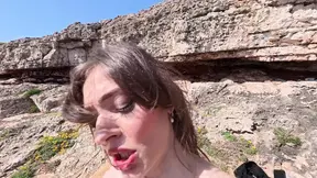 Wilde volwassen brunette babe diepe keel en neukt beste vriend op het strand