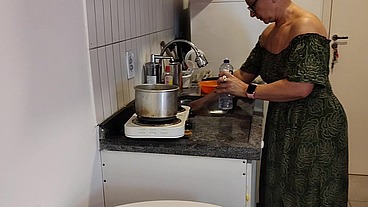 Vovozinha safada mostrando sua bunda branca linda