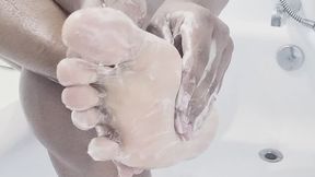 I clean sensually my feet (2025)