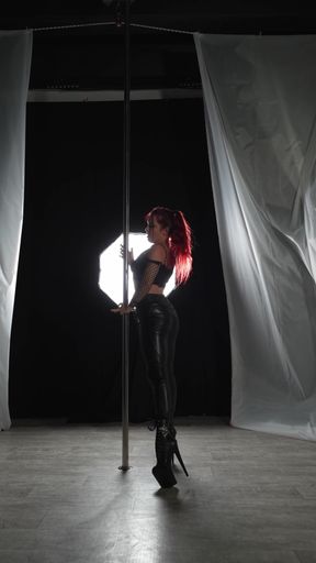 Goddess Renata Fox Dances Mesmerizingly on the Pylon