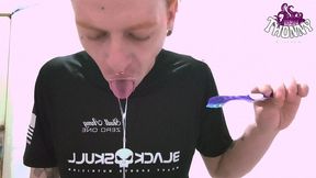 pov. macho brincando com saliva sozinho