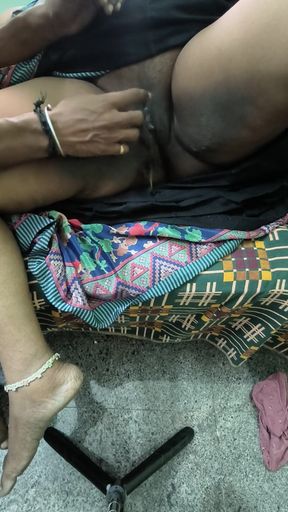 Grapes with finger fuck aunty. Aunty was enjoy and full mood on the finger fuck and eating the grapes   Clip 1