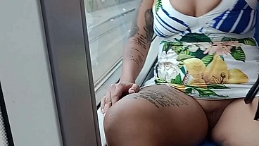 Minha mulher se exibindo no transporte público e eu fico cheio de tesao
