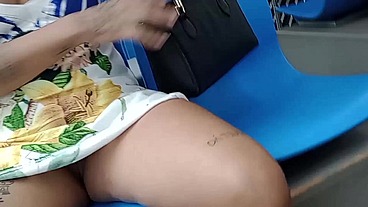Minha mulher se exibindo no transporte público e eu fico cheio de tesao