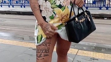 Minha mulher se exibindo no transporte público e eu fico cheio de tesao