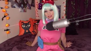 Amateur-Bulma-Cosplay-Solo-Schlampe mit großen Brüsten fickt ihre Löcher