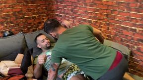 fui visitar um amigo ele me pegou no sofa, chupou meu rabo e meteu o pau grossao no meu cu - parte 01