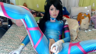DVA COSPLAY PLAYING WITH HER PUSSY AND LICKING THE MEKA