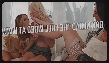 Lesbian Threesome with Petite Teen & Mature MILF Fisting