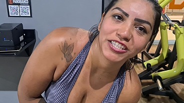 Pingando suor na academia e presenteando com a minha calcinha suada e pés pós treino