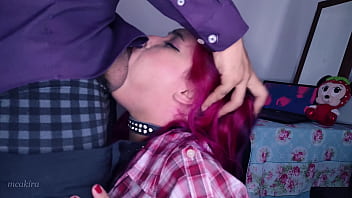 Submissa de Cabelos Roxos Encoleirada, Apanhando na Cara e Mamando Seu Mestre - Deepthroat e FuckFace