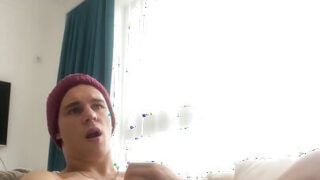 Zelfgemaakte solofilm van een amateur lesbische slet die haar eigen kont neukt.