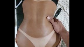 Casadinha safada arrumando casa com shortinho curto e seu vizinho fuder seu rabo enquanto o marido estava no trabalho