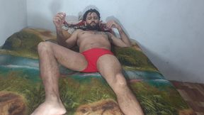 o britadeira sul-americano ator porno brasileiro batendo uma punheta de sunga vermelha na cama batendo uma punheta gostosa