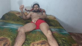 o britadeira sul-americano ator porno brasileiro batendo uma punheta de sunga vermelha na cama batendo uma punheta gostosa