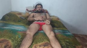 o britadeira sul-americano ator porno brasileiro batendo uma punheta de sunga vermelha na cama batendo uma punheta gostosa