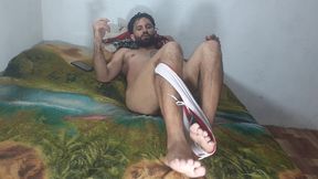 o britadeira sul-americano ator porno brasileiro batendo uma punheta de sunga vermelha na cama batendo uma punheta gostosa