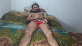 o britadeira sul-americano ator porno brasileiro batendo uma punheta de sunga vermelha na cama batendo uma punheta gostosa