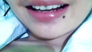 Une grosse nana se fait pénétrer profondément dans le cul