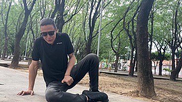 VECINA LATINA EXAMINA UNA PICADURA DE ABEJA