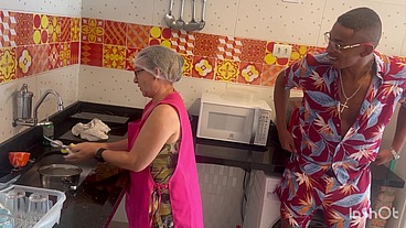 Empregada de cinquentão cheia de fogo cheguei em casa ela estava toda molhada