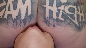 dominadora rave girl coloca sua escrava para lamber seus pes, senta na sua cara e finaliza comendo sua buceta com um enorme consolo
