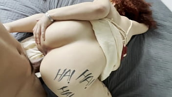 ruiva cacheada surpreende marido com plug anal e d&aacute_ o cuzinho de presente