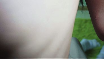 La chica scout de la tropa 69 me demuestra sus habilidades y le doy leche en sus galletas