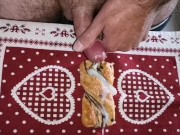 Cicci77 prepara la colazione con lo sperma e Pedro esplode eiaculando una gran quantità di sborra!!!