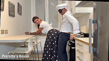 Fodendo na cozinha da Prezotte's House, cozinheiro fode sua assistente na hora do trabalho.