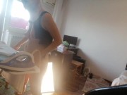 Femme amateur faisant le ménage nue. Latine à la chatte poilue et au gros cul.