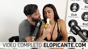 PAME POMBO CHUPA LA BANANA CON CREMA EN EL CUARTO PICANTE