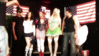 에이미 앤더슨, 다프네 로젠, 그리고 데니스 K는 재즈 듀로와 올리비에 산체스에게 잔혹한 집단 항문 성교를 당하며 엉덩이를 심하게 유린당한다