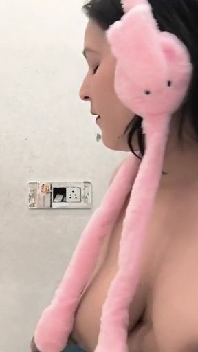 Hot Babe Shows Her Pussy Masterbation