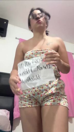 Amateur onlyfan shows off her ass