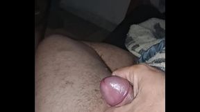 Homem maduro se masturbando e gozando litros de leite