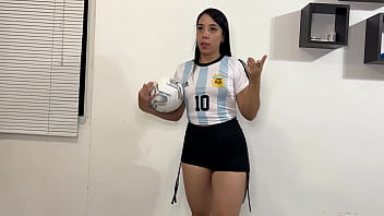 Jugando al Futbol con mi Hermosa Madrastra - Es Facil Seducir a mi Hijastro con un Traje de Futbol y Pidiendole que me Ense&ntilde_e a Jugar