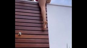 Gostosa trepando encima do muro