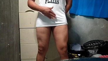 Joven latino sé masturba en su habitación