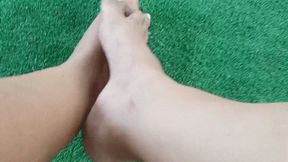 Pronounced bows and wrinkled soles of Roxan the goddess (3)