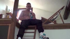 Msucle boy mastrbates with piss and sneaker