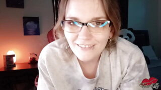 Une grosse nana se fait enculer avec une grosse tarte à la crème collante.