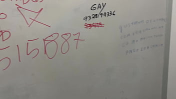 Garoto masturbando o pau grande no banheiro p&uacute_blico do Shopping