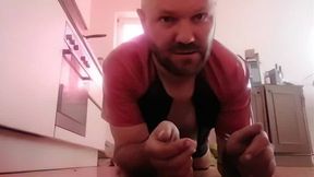 Sissy Schlampe Andreas fickt einen Topf