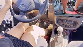 Joyce driving with ballet flats, barefeet and with heel - PIP shoulder - heel part