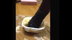 【fetish】Bowl of rice top with chicken and eggs crush Heels