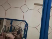 Veo el culo de mi mujer en el espejo, toda una puta en la cama